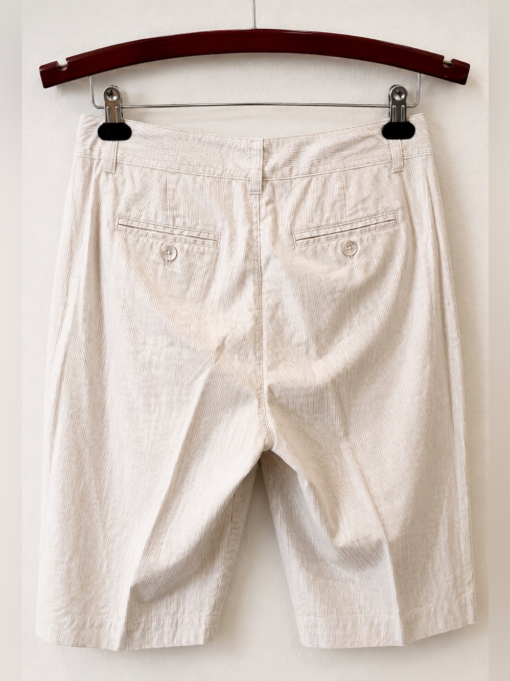 Bandolino Women’s Tan & White Pin Stripe Flat-Front Shorts Size 10 - Picture 4 of 8